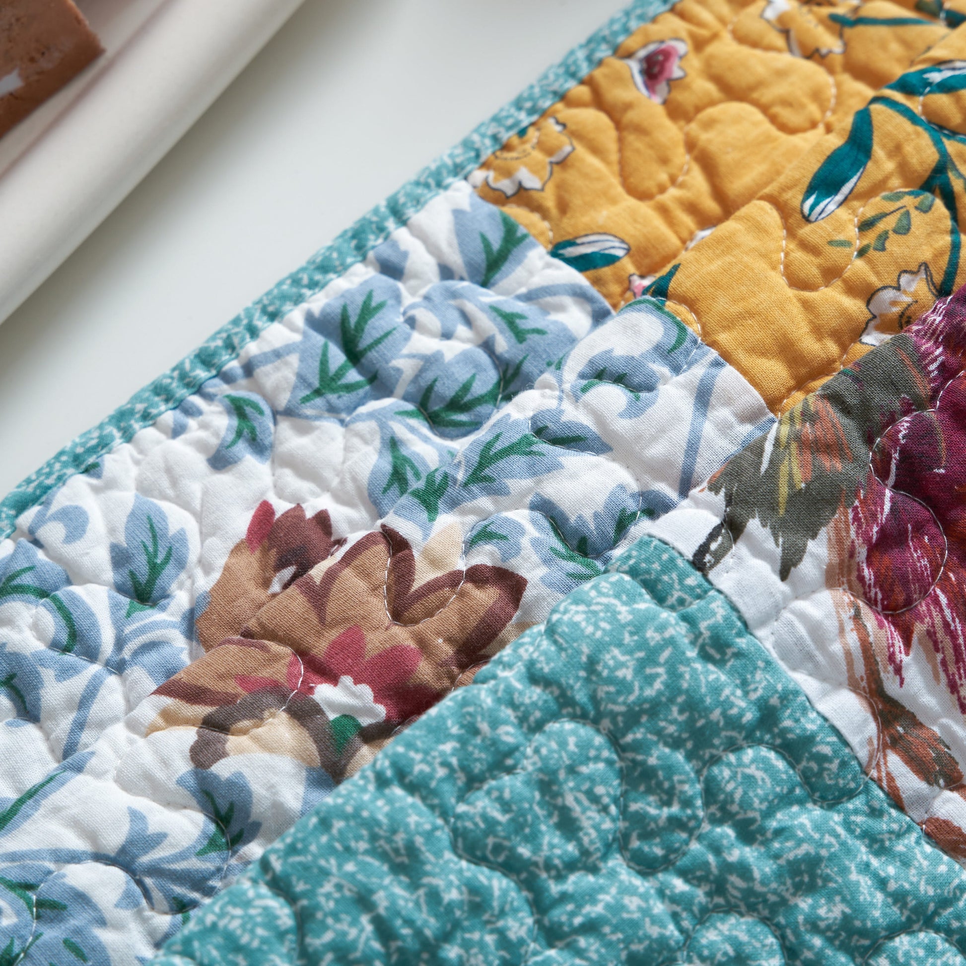 Tache Old World Garden Pastel Blue Yellow Red Hummingbirds Cotton Patchwork Placemats (JHW-936)-3
