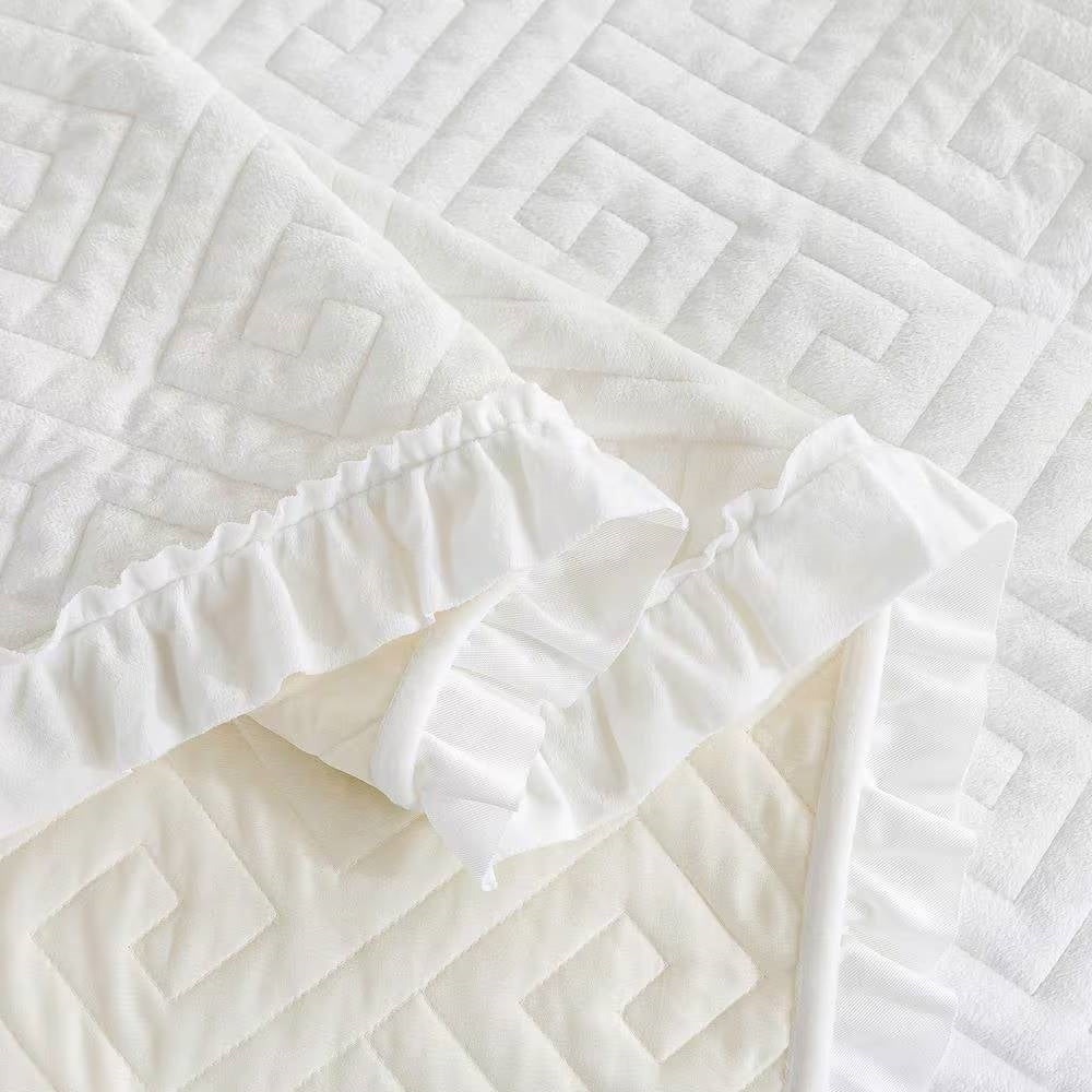 King size Ivory White Velvet Microfiber Polyester Reversible 3-Piece Quilt Set-3